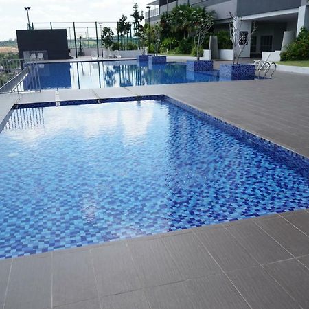 2 Carpark Gep 5 Star Hotel Bed & Sofa Studio Seri Kembangan Exteriér fotografie
