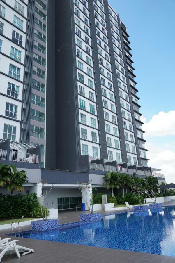 2 Carpark Gep 5 Star Hotel Bed & Sofa Studio Seri Kembangan Exteriér fotografie